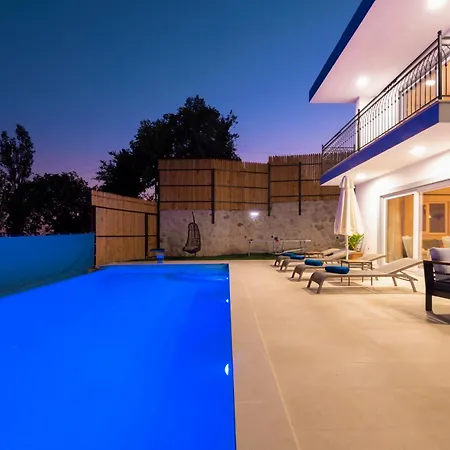 Villa Zeybek Evi *